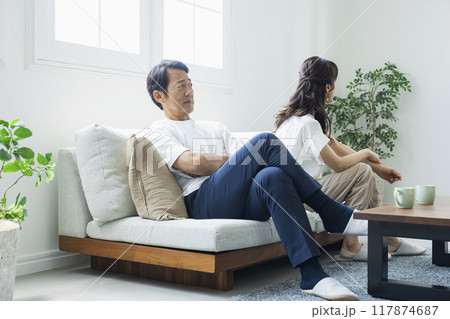 リビングのミドル夫婦 リビングのミドル夫婦 117874687