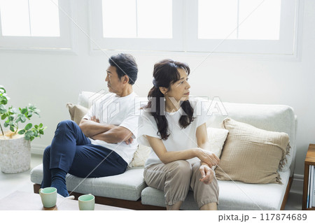 リビングのミドル夫婦 117874689