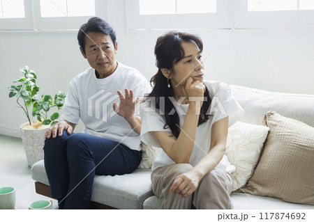 リビングのミドル夫婦 リビングのミドル夫婦 117874692