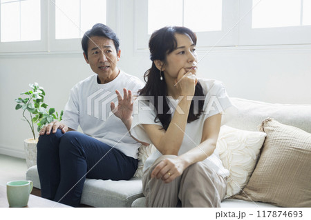 リビングのミドル夫婦 リビングのミドル夫婦 117874693