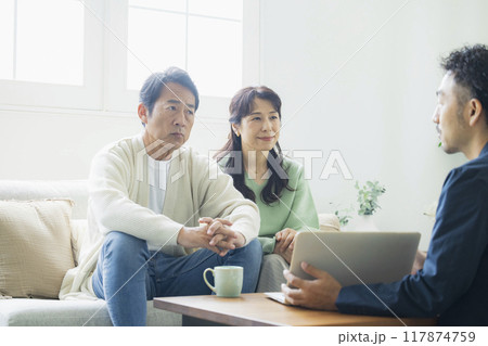 リビングのミドル夫婦 117874759