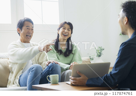 リビングのミドル夫婦 117874761