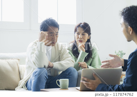 リビングのミドル夫婦 117874762