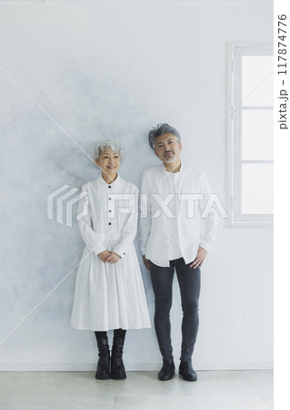 グレイヘアのカップル 117874776