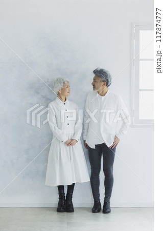 グレイヘアのカップル 117874777