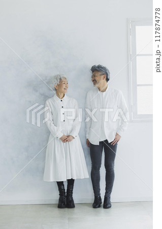 グレイヘアのカップル 117874778