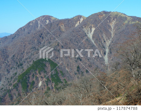 丹沢・塔ノ岳から望む冬の蛭ヶ岳 丹沢・塔ノ岳から望む冬の蛭ヶ岳 117874788