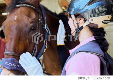 乗馬クラブ（馬と女性） 117875626