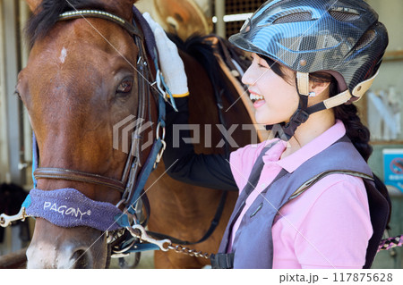 乗馬クラブ（馬と女性） 117875628