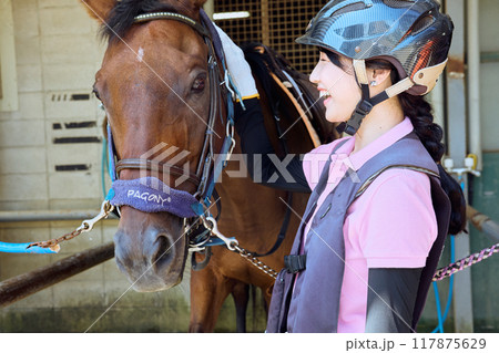 乗馬クラブ（馬と女性） 117875629