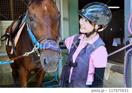乗馬クラブ(馬と女性) 乗馬クラブ(馬と女性) 117875631