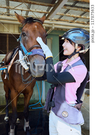乗馬クラブ（馬と女性） 117875633