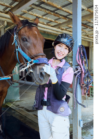 乗馬クラブ（馬と女性） 117875634