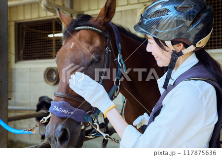 乗馬クラブ（馬と女性） 117875636