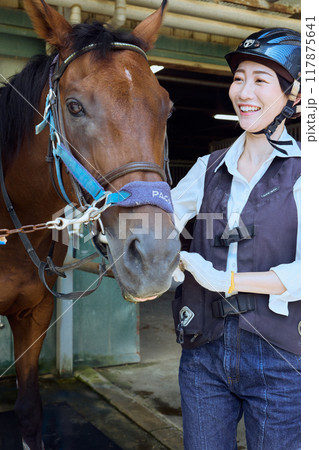 乗馬クラブ（馬と女性） 117875641