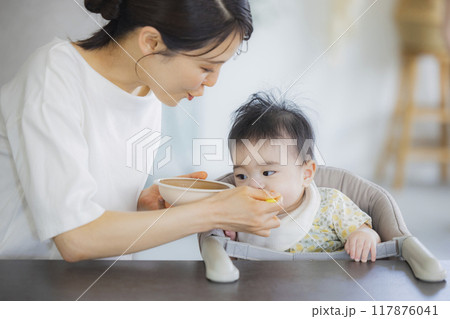離乳食を食べる赤ちゃん 117876041