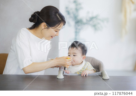 離乳食を食べる赤ちゃん 離乳食を食べる赤ちゃん 117876044