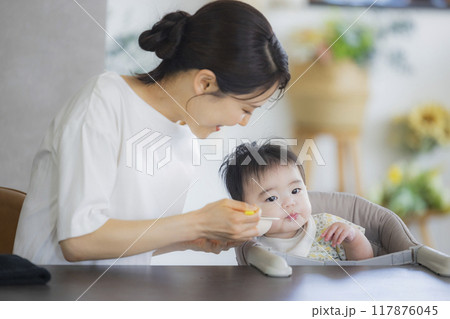 離乳食を食べる赤ちゃん 離乳食を食べる赤ちゃん 117876045