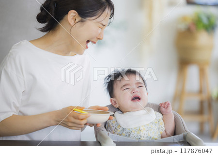 離乳食を食べる赤ちゃん 117876047