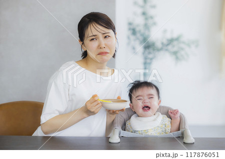 離乳食を食べる赤ちゃん 離乳食を食べる赤ちゃん 117876051