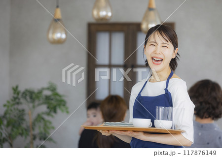 案内をするカフェの店員 案内をするカフェの店員 117876149