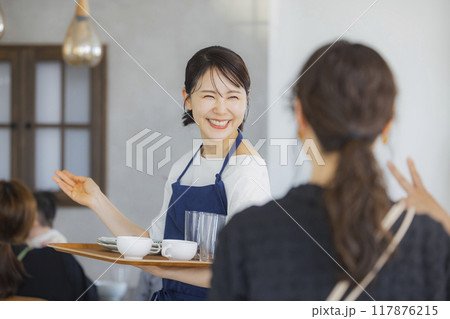 案内をするカフェの店員　 117876215