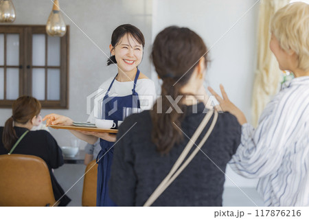 案内をするカフェの店員　 117876216