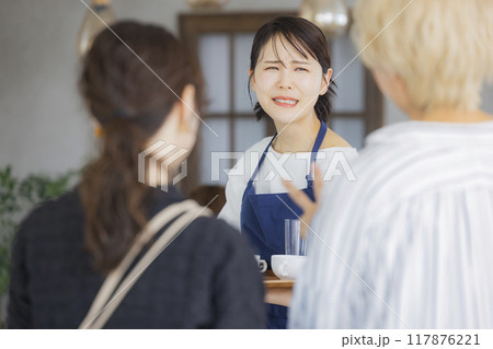 案内をするカフェの店員　 117876221