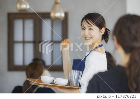 案内をするカフェの店員 案内をするカフェの店員 117876223