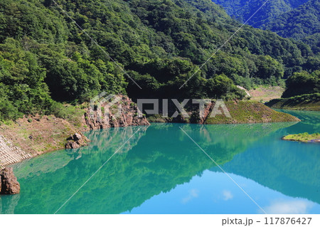 ダム湖に映る夏の景色 ダム湖に映る夏の景色 117876427