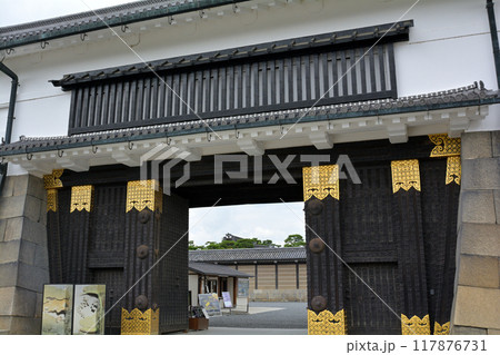 日本100名城・二条城　東大手門 117876731