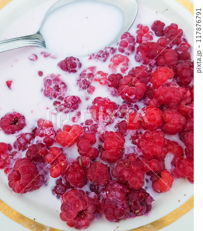 Antioxidant natural breakfast with raspberries and fresh milk 117876791