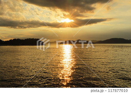 【香川県】夕暮れ時の瀬戸大橋記念公園から見た瀬戸内（瀬戸内海）の夕景 117877010