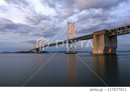 【香川県】瀬戸大橋記念公園から見た「瀬戸大橋」の夜景（ライトアップ） 117877011