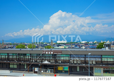 酒田駅前交流拠点施設ミライニ屋上よりJR酒田駅と鳥海山を望む 117877187