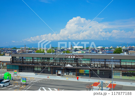 酒田駅前交流拠点施設ミライニ屋上よりJR酒田駅と鳥海山を望む 117877188