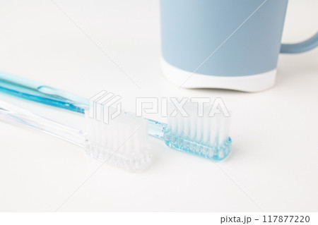 コップと2本の歯ブラシアップ コップと2本の歯ブラシアップ 117877220