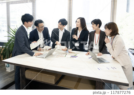 ビジネス　社内会議風景 117877276