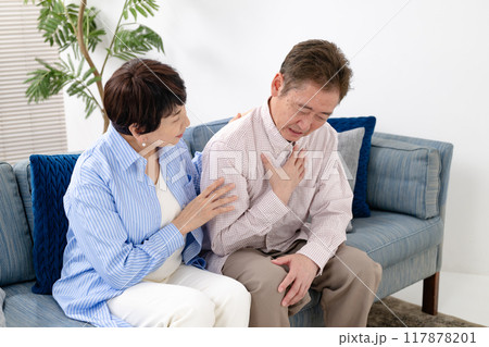 心疾患　急病　シニア男性 117878201
