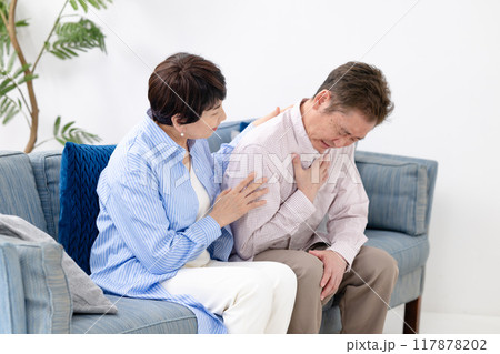 心疾患　急病　シニア男性 117878202