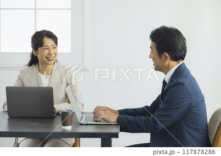 会話するするミドルビジネスマン　　 117878286