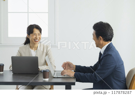 会話するするミドルビジネスマン　　 117878287