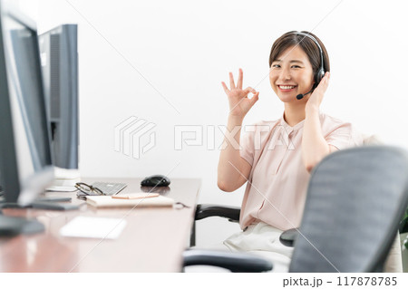ヘッドセット の女性 ビジネス OK ヘッドセット の女性 ビジネス OK 117878785