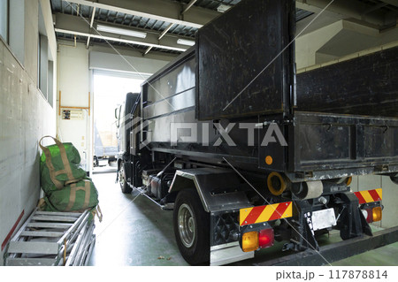 トラックで作業する作業員　　 117878814