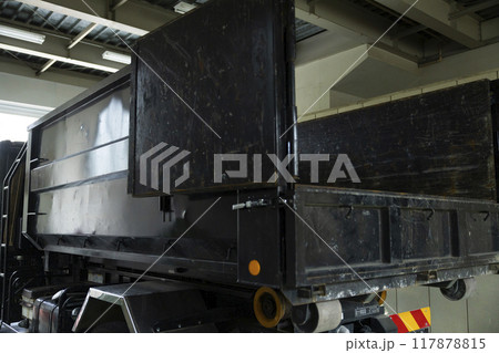 トラックで作業する作業員　　 117878815