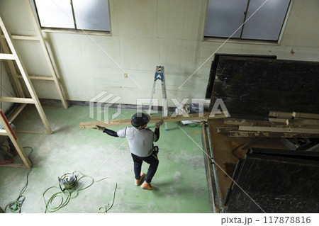 トラックで作業する作業員　　 117878816