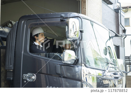 トラックで作業する作業員　　 117878852