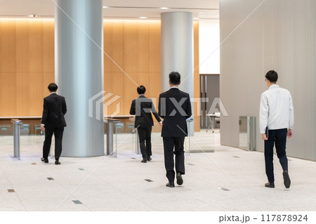 セキュリティーゲート　ビジネスパーソン  117878924