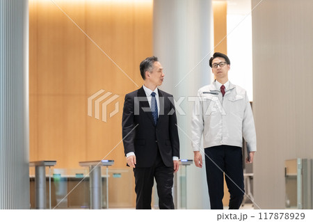 エントランスを歩くビジネスマン 117878929