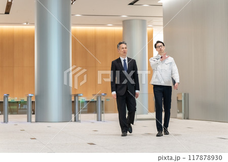エントランスを歩くビジネスマン エントランスを歩くビジネスマン 117878930
